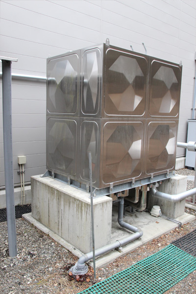 井戸で採水された天然水は工場の屋外タンクに蓄えられます。